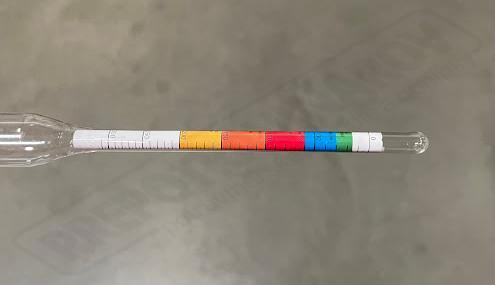 Hustomer slaného roztoku s farebnou stupnicou 0 - 30%