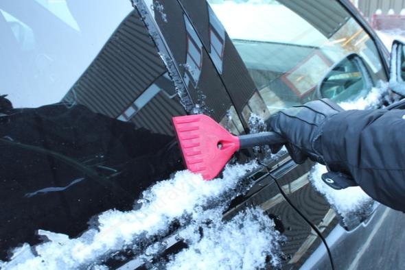 520052 Zmeták so škrabkou na ľad